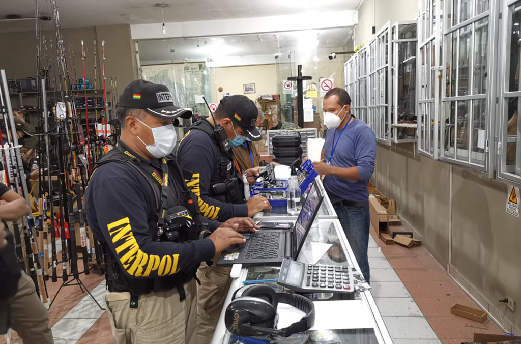 Los efectivos de los trece países participantes, como estos artificieros en la capital de Bolivia, realizaron casi 10 000 búsquedas en las bases de datos de INTERPOL para rastrear armas ilegales